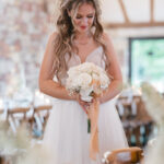 Braut liebt ihren Brautstrauß