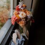 sinnlicher Brautstrauß in tollem Licht mit den Brautschuhen